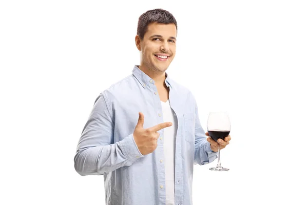 拿着一杯红酒的年轻人 指着它被隔绝在白色背景 — 图库照片