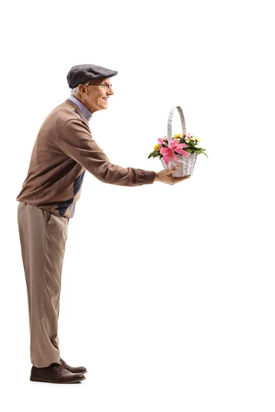 Largura Completa Hombre Mayor Dando Una Cesta Con Flores Aisladas — Foto de Stock