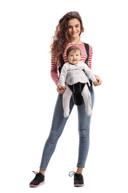Uygun genç bir anne bebek beyaz arka plan üzerinde izole bir taşıyıcıya tam uzunlukta portresi