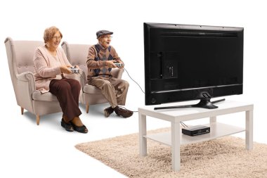 Beyaz arka plan üzerinde izole bir Tv önünde video oyunları oynarken üst düzey çift 