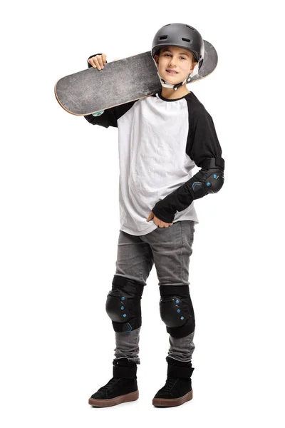 Портрет Хлопчика Який Позує Скейтбордом Плечі Шолом Ізольований Білому Тлі — стокове фото