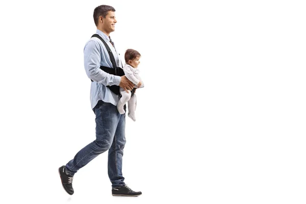 Foto Completa Padre Caminando Con Bebé Portador Aislado Sobre Fondo —  Fotos de Stock