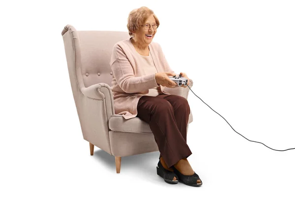 ビデオゲームは 白い背景で隔離肘掛け椅子で年配の女性 — ストック写真