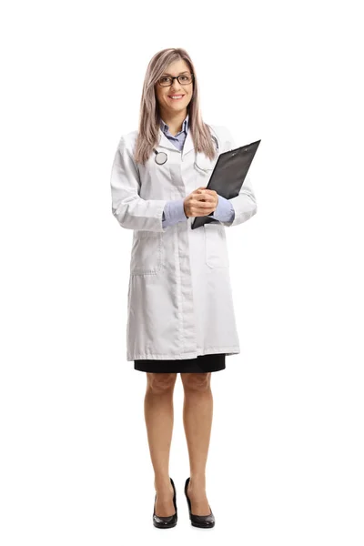 Ganzkörperporträt Einer Jungen Ärztin Mit Einem Klemmbrett Auf Weißem Hintergrund — Stockfoto