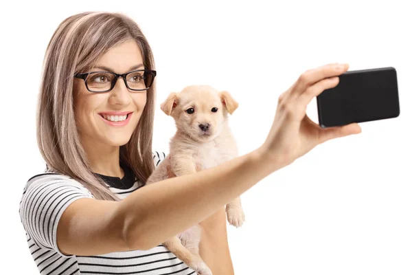 Ung Kvinna Håller Söt Valp Hund Och Tar Selfie Isolerad — Stockfoto