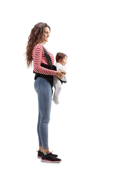 一个年轻母亲带着一个婴儿在航母上排队等候的全长轮廓照片 在白色背景上被隔离 — 图库照片