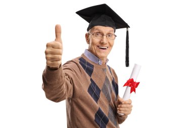 Mezuniyet şapkalı yaşlı adam diplomasına tutarak ve veren beyaz arka plan üzerinde izole thumbs up