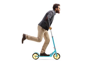 Beyaz arka plan üzerinde izole bir scooter sürme sakallı bir adamın tam uzunlukta profil vurdu