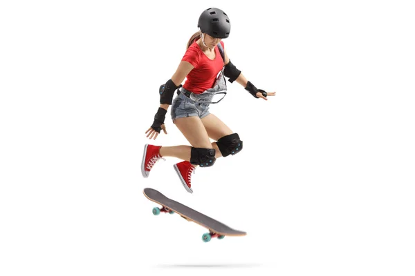 Volledige Lengte Schot Van Een Vrouwelijke Springen Met Een Skateboard — Stockfoto