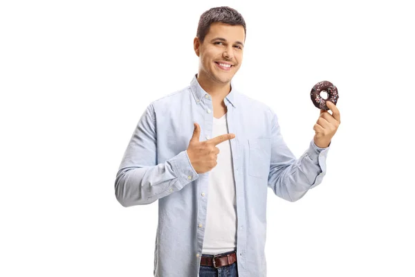 Улыбающийся Молодой Человек Указывает Пончик Руке Изолированный Белом Фоне — стоковое фото