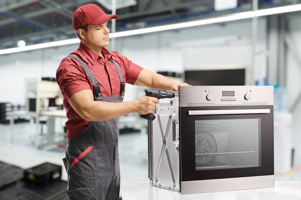 Jonge Mannelijke Werknemer Met Een Boren Machine Bezig Met Een — Stockfoto