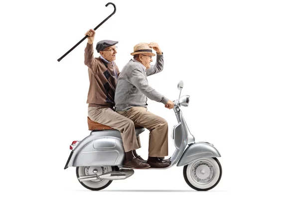 ビンテージ スクーターに乗って 白い背景で隔離の杖を振って つの年配の男性の全身ショット — ストック写真
