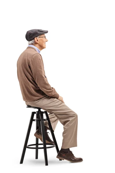 全長は年配の男性が白い背景で隔離のスツール椅子に座っての撮影 — ストック写真