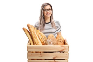 Bir kutu dolusu ekmek ile gülümseyen genç kadın üzerinde izole beyaz arka plan loafs 
