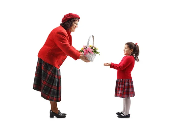 Plan Complet Une Grand Mère Donnant Panier Fleurs Petite Fille — Photo