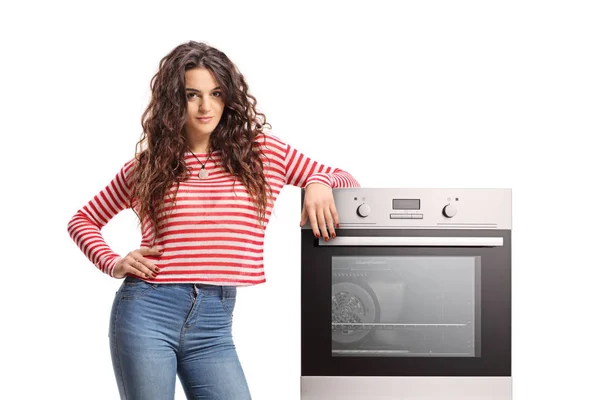 Jonge Vrouw Leunend Een Oven Geïsoleerd Witte Achtergrond — Stockfoto