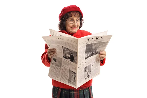 Opgewonden Senior Vrouw Met Een Rode Baret Lezen Van Een — Stockfoto