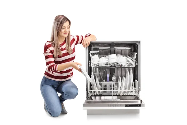 Красивая Молодая Женщина Кладет Тарелку Посудомоечную Машину Изолированы Белом Фоне — стоковое фото