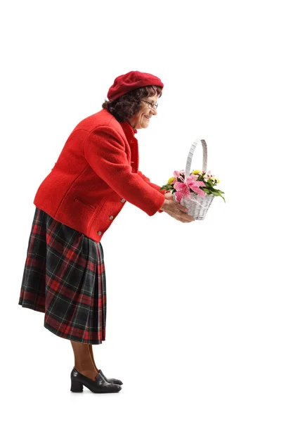 Tiro Comprimento Total Uma Mulher Idosa Dando Uma Cesta Flores — Fotografia de Stock