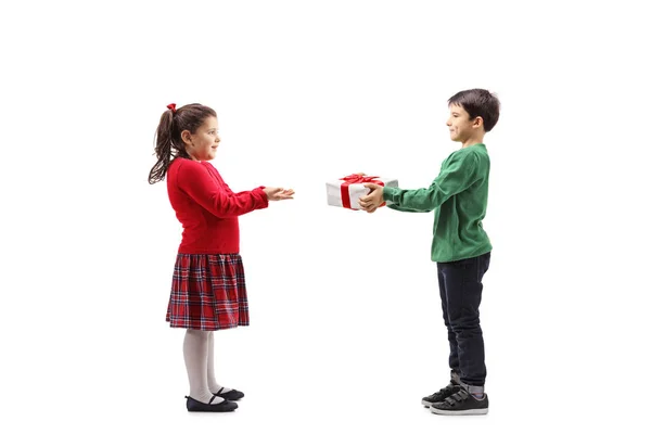 Colpo Pieno Ragazzino Che Regalo Avvolto Una Bambina Isolata Sfondo — Foto Stock