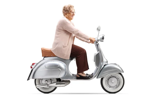 Aufnahme Einer Seniorin Auf Einem Oldtimer Roller Auf Weißem Hintergrund — Stockfoto