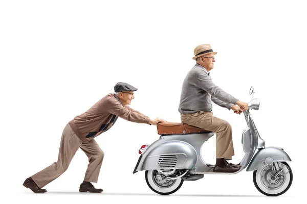 Homem Sênior Empurrando Cavalheiro Sênior Montando Uma Scooter Vintage Isolado — Fotografia de Stock