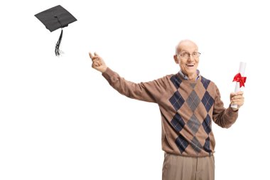 Yaşlı adam bir diploma mezuniyet şapka beyaz arka plan üzerinde izole hava atma holding