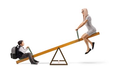 Beyaz arka plan üzerinde izole annesi ile bir tahterevalli üzerinde küçük bir okul çocuğu tam uzunlukta atış