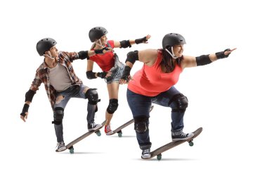 Bir grup genç insan sürme tam uzunlukta atış izole üzerinde beyaz arka plan kaykaylar