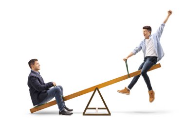 Bir genç adam ve genç bir çocuk beyaz arka plan üzerinde izole bir tahterevalli üzerinde tam uzunlukta atış