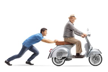 Genç adam yaşlı bir adam beyaz arka plan üzerinde izole bir vintage scooter üzerinde iterek bir tam uzunlukta atış
