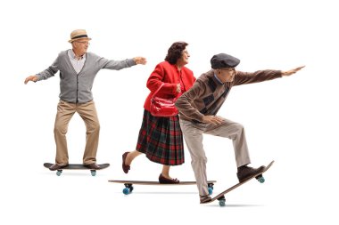 Tam uzunlukta profil atış bir grup beyaz arka plan üzerinde izole longboards sürme yaşlılar