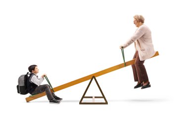Beyaz arka plan üzerinde izole onun büyükannesi ile bir tahterevalli üzerinde küçük bir okul çocuğu tam uzunlukta atış