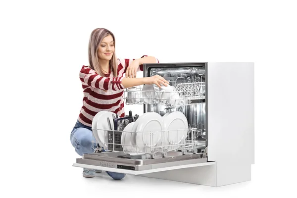 Junge Blonde Frau Stellt Eine Tasse Eine Spülmaschine Isoliert Auf — Stockfoto