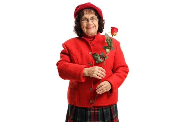 Bejaarde Vrouw Een Rode Jas Houden Een Roos Geïsoleerd Witte — Stockfoto