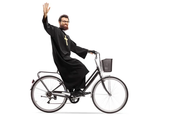 一个牧师骑自行车 在白色背景上挥动孤立的全长镜头 — 图库照片