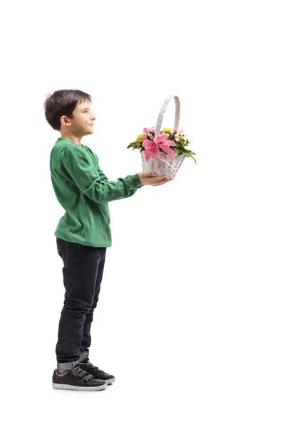 Pełna Długość Strzał Młodego Chłopca Dając Kosz Kwiaty Białym Tle — Zdjęcie stockowe