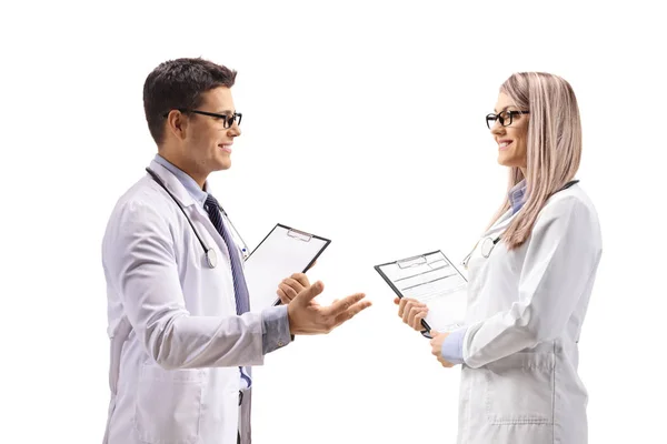 Médico Varón Con Portapapeles Hablando Con Una Doctora Aislada Sobre — Foto de Stock