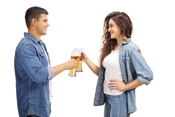 Jovem Mulher Fazendo Vivas Com Copos Cerveja Isolados Fundo Branco — Fotografia de Stock