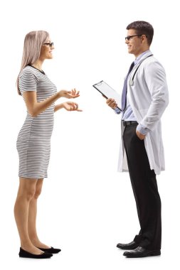 Genç Sarışın kadın beyaz arka plan üzerinde izole bir erkek doktora söz tam uzunlukta atış