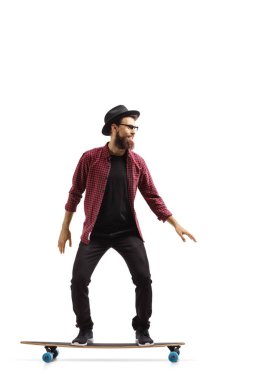 Beyaz arka plan üzerinde izole bir longboard sürme bir genç adam tam uzunlukta atış
