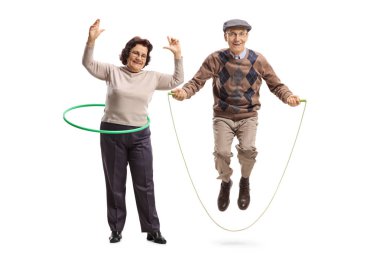 Yaşlı bir kadın ile bir hula hoop ve atlama atlama ipi ile üst düzey bir adam portresi tam uzunlukta beyaz arka plan üzerinde izole