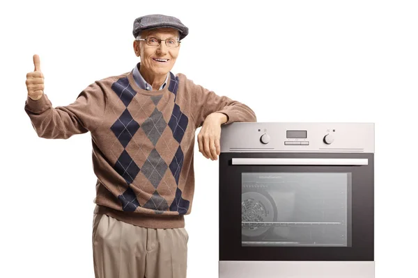 Пожилой Человек Стоящий Электрической Печью Показывающий Большие Пальцы Белом Фоне — стоковое фото