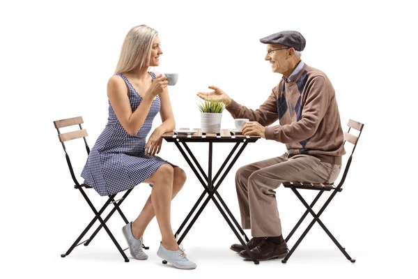 Полнометражный Снимок Пожилого Мужчины Сидящего Столом Разговаривающего Молодой Женщиной Пьющей — стоковое фото