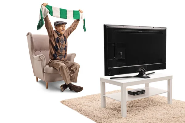 Senior Fanático Del Fútbol Masculino Animando Con Una Bufanda Viendo — Foto de Stock