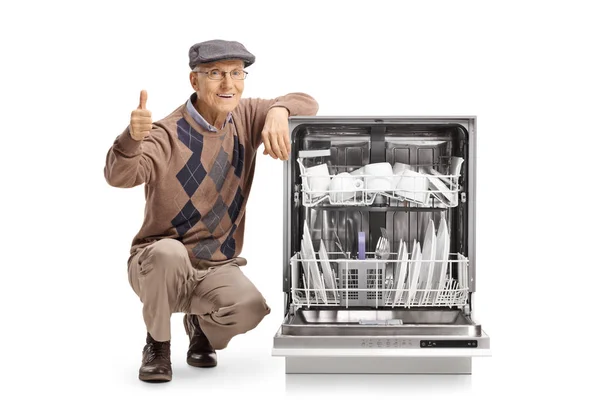 親指に分離の白い背景を示す食器洗い機付きの年配の男性 — ストック写真