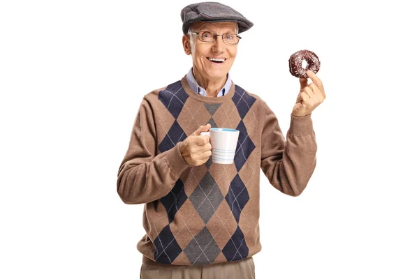 Alegre Hombre Mayor Sosteniendo Una Dona Chocolate Una Taza Café —  Fotos de Stock