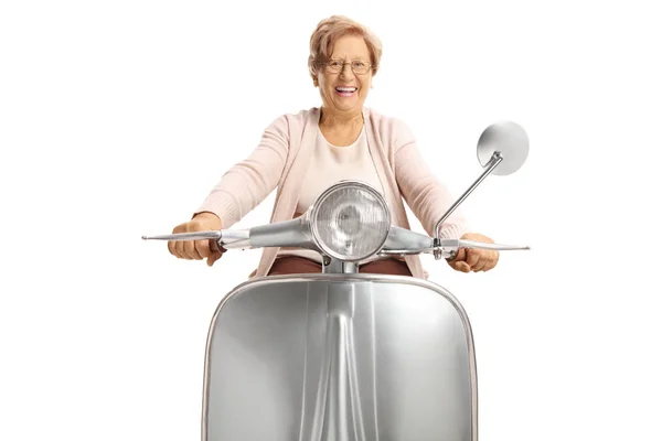 Fröhliche Seniorin Auf Einem Oldtimer Roller Auf Weißem Hintergrund — Stockfoto