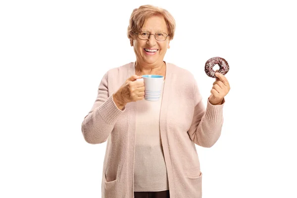 愉快的资深妇女与巧克力甜甜圈和一杯咖啡查出在白色背景 — 图库照片