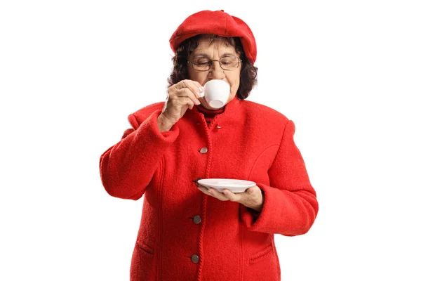 Oudere Dame Een Rode Jas Neemt Een Slokje Espressokoffie Geïsoleerd — Stockfoto